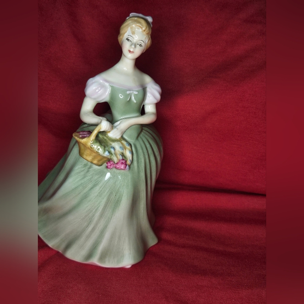 Vintage 1967 Royal Doulton #2345 Clarissa Porcelain Statue 8"  Unique Rare